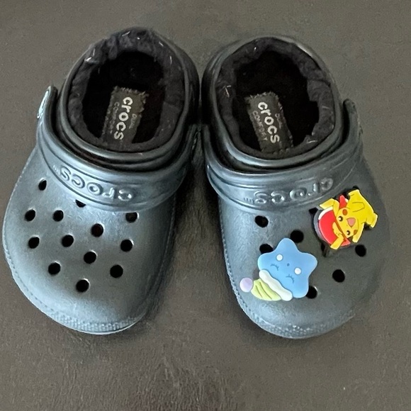 Crocs black fleece lined slip on mules clogs  with charms size child 4 - Picture 1 of 17